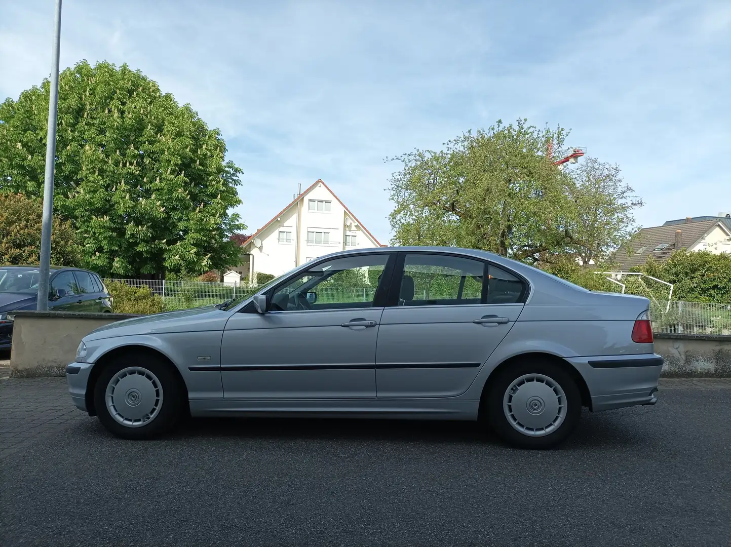 BMW 320 320i Gümüş rengi - 2