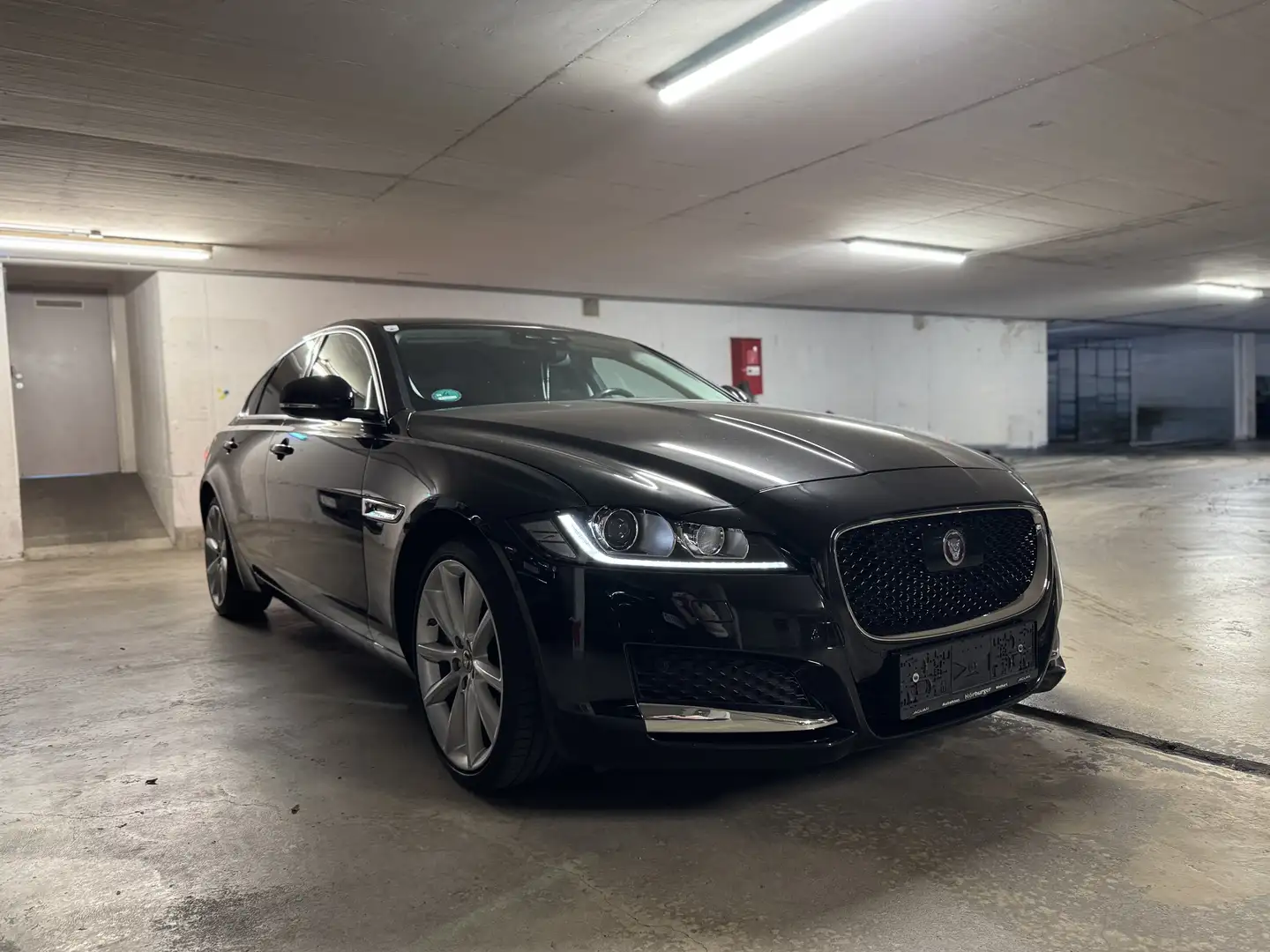 Jaguar XF 20d Prestige Aut. Schwarz - 2