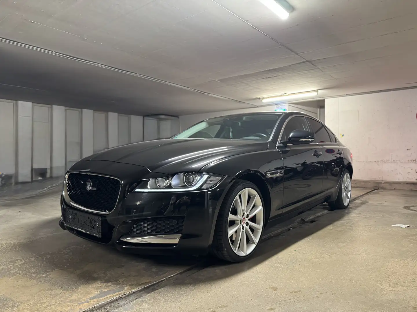 Jaguar XF 20d Prestige Aut. Schwarz - 1