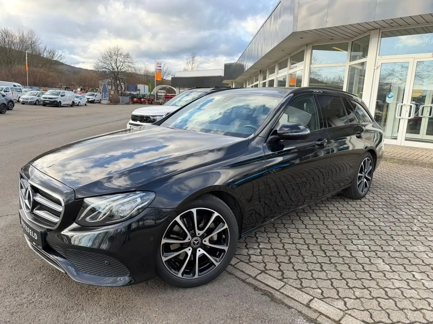 Mercedes-Benz E 200 T Avantgarde Automatik Noir - 2