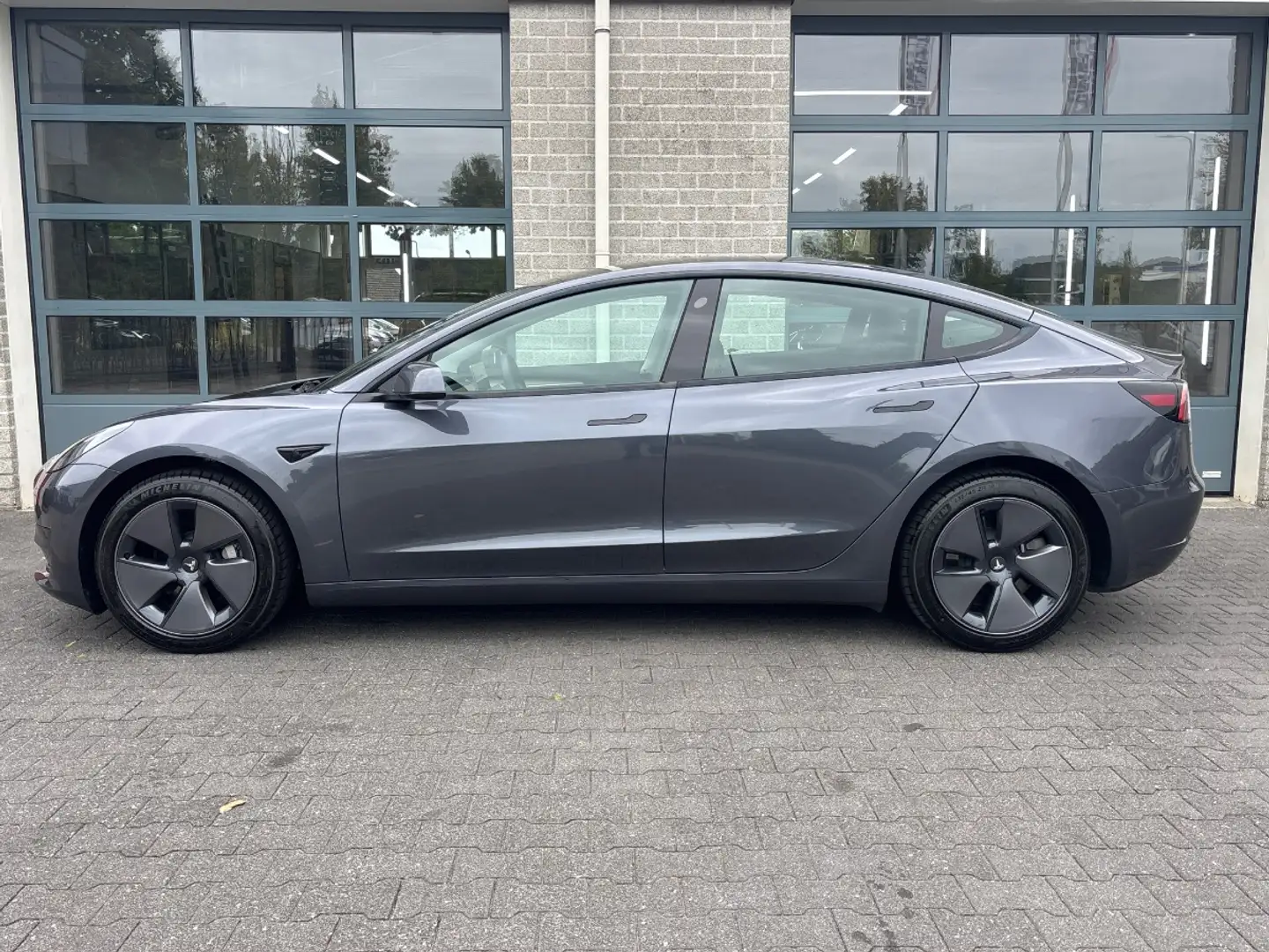 Tesla Model 3 Standard RWD Plus 60 kWh | PANORAMADAK | NIEUW STA Grijs - 2