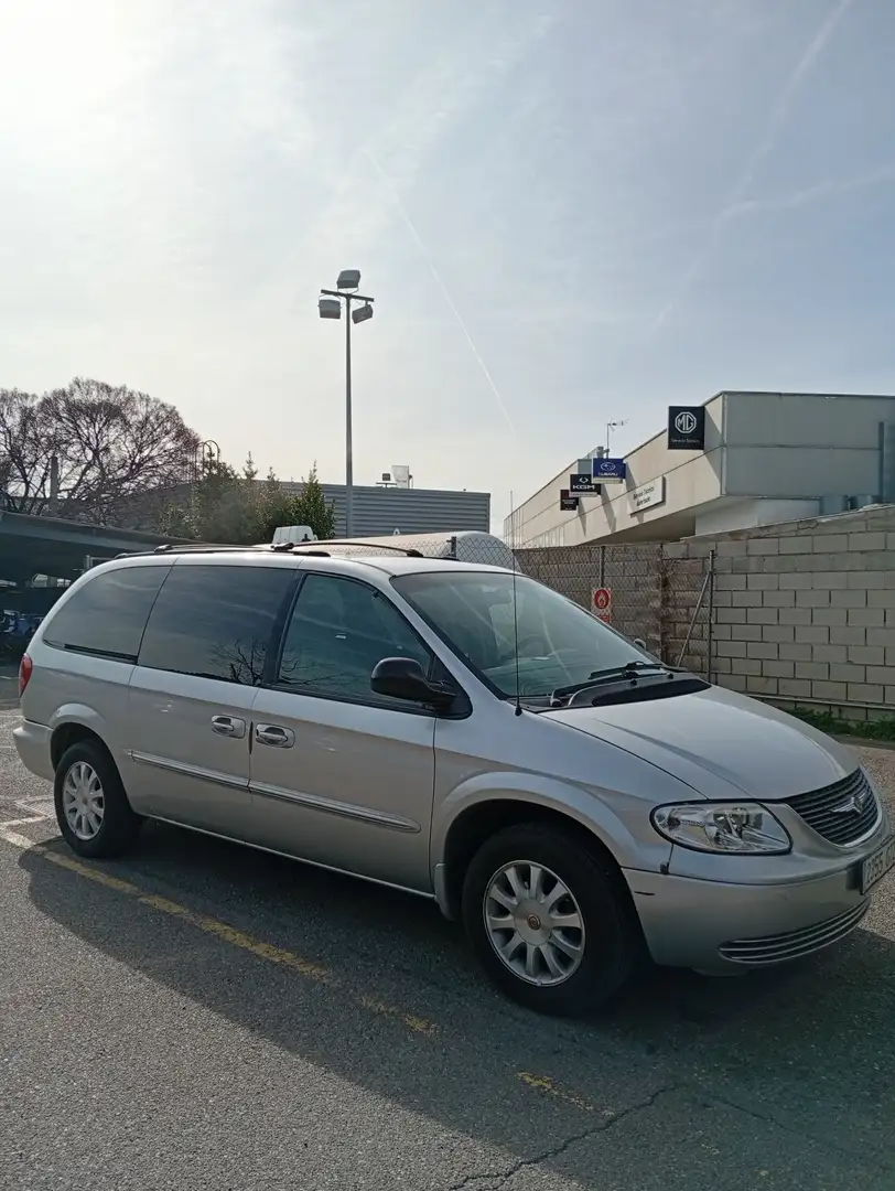 Chrysler Town & Country - 2