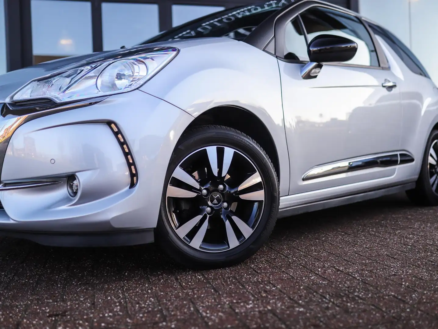 DS Automobiles DS 3 1.2 PureTech So Chic | Automaat! | PDC | Cruise Co Gris - 2