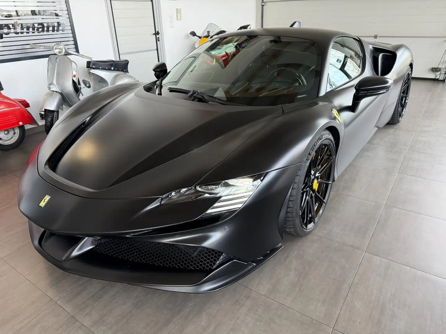 Ferrari SF90 Stradale Schwarz - 1