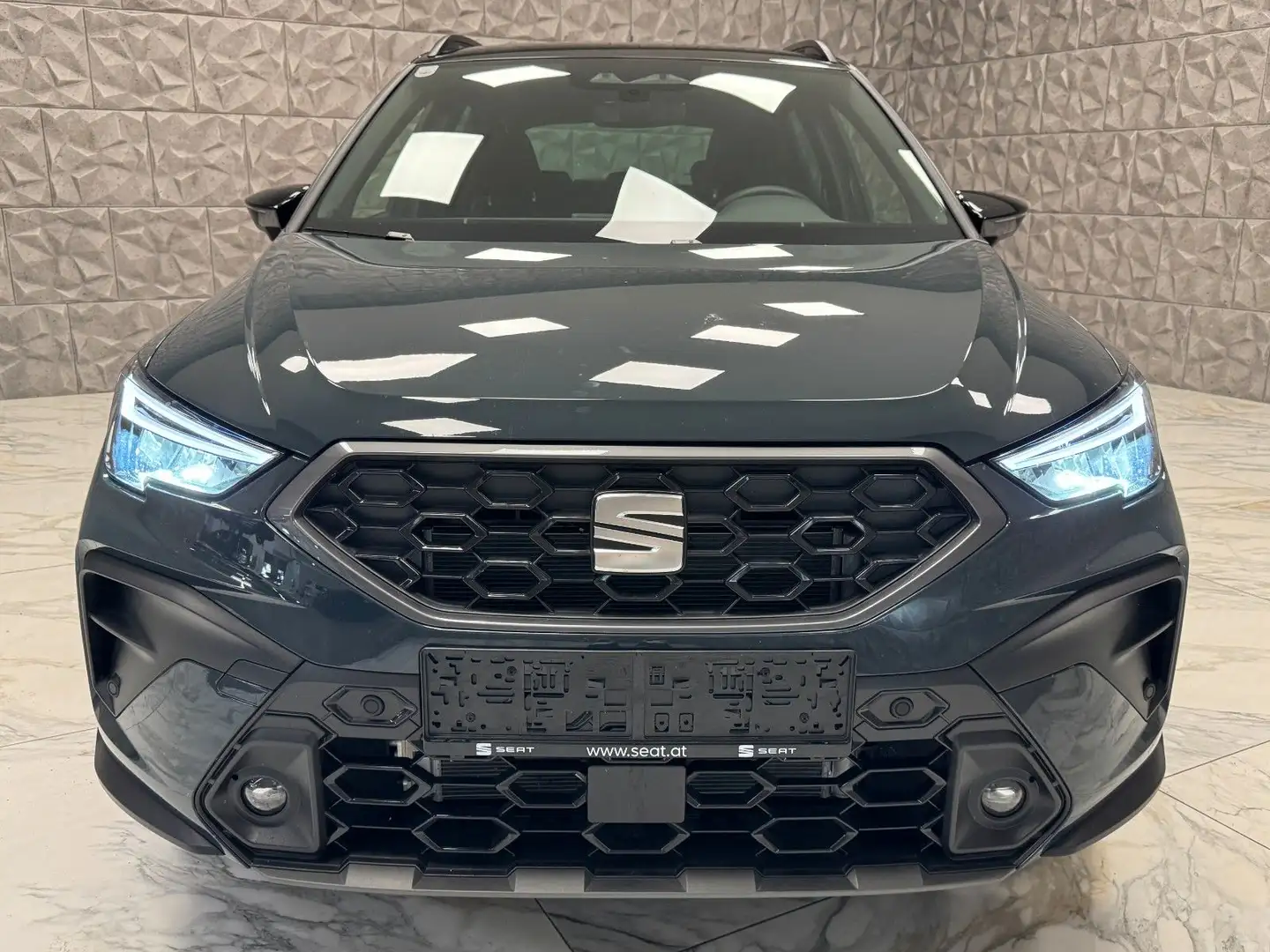 SEAT Arona 1.0 TSI 85 kW Style ** Voll Fahrbereit ** Grau - 2