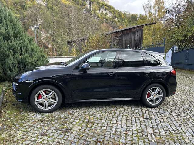 Porsche Cayenne GTS Tiptronic mit Porsche Approved und Standhe.