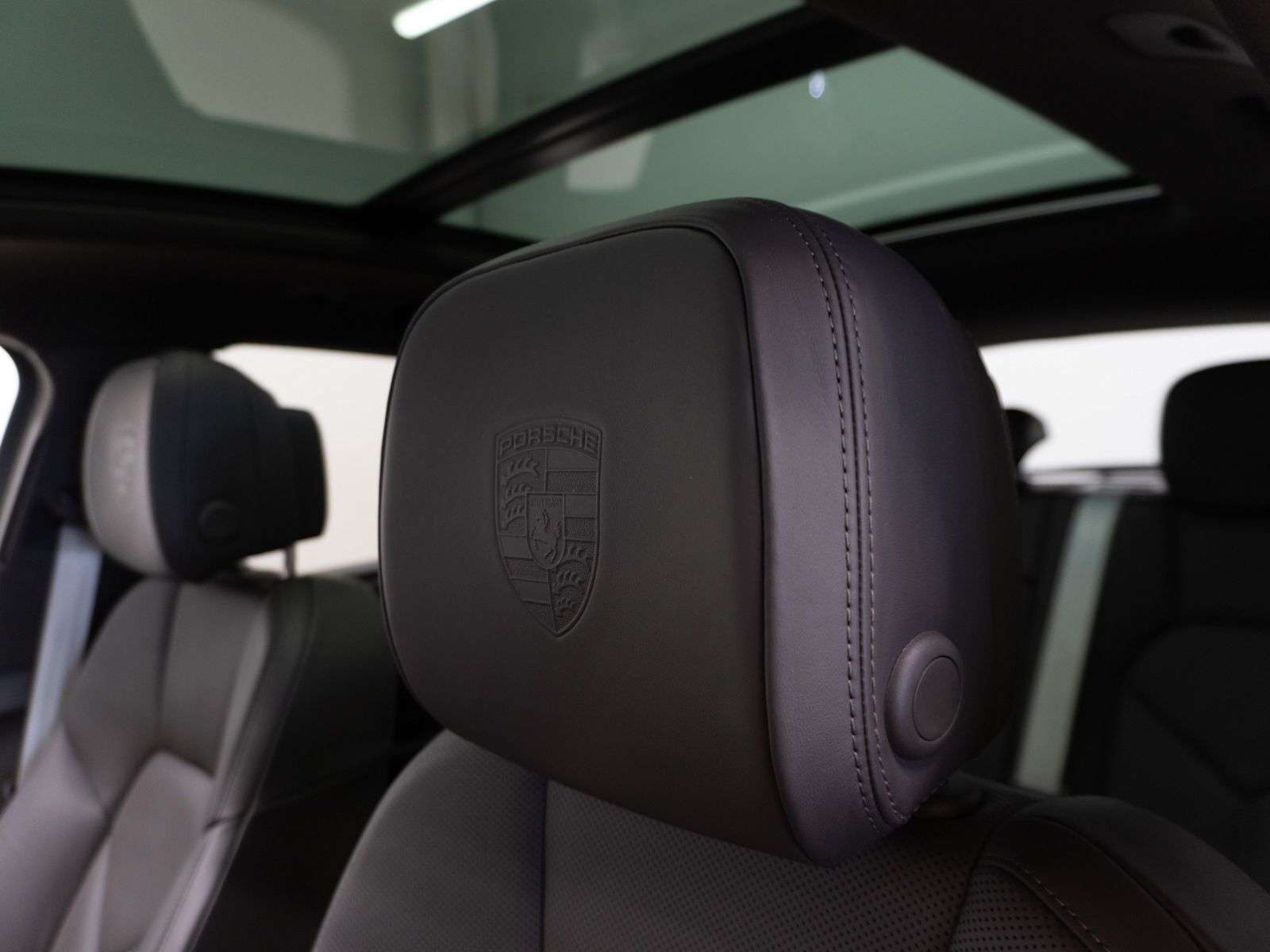 2023 Porsche Macan AWD thumb 23