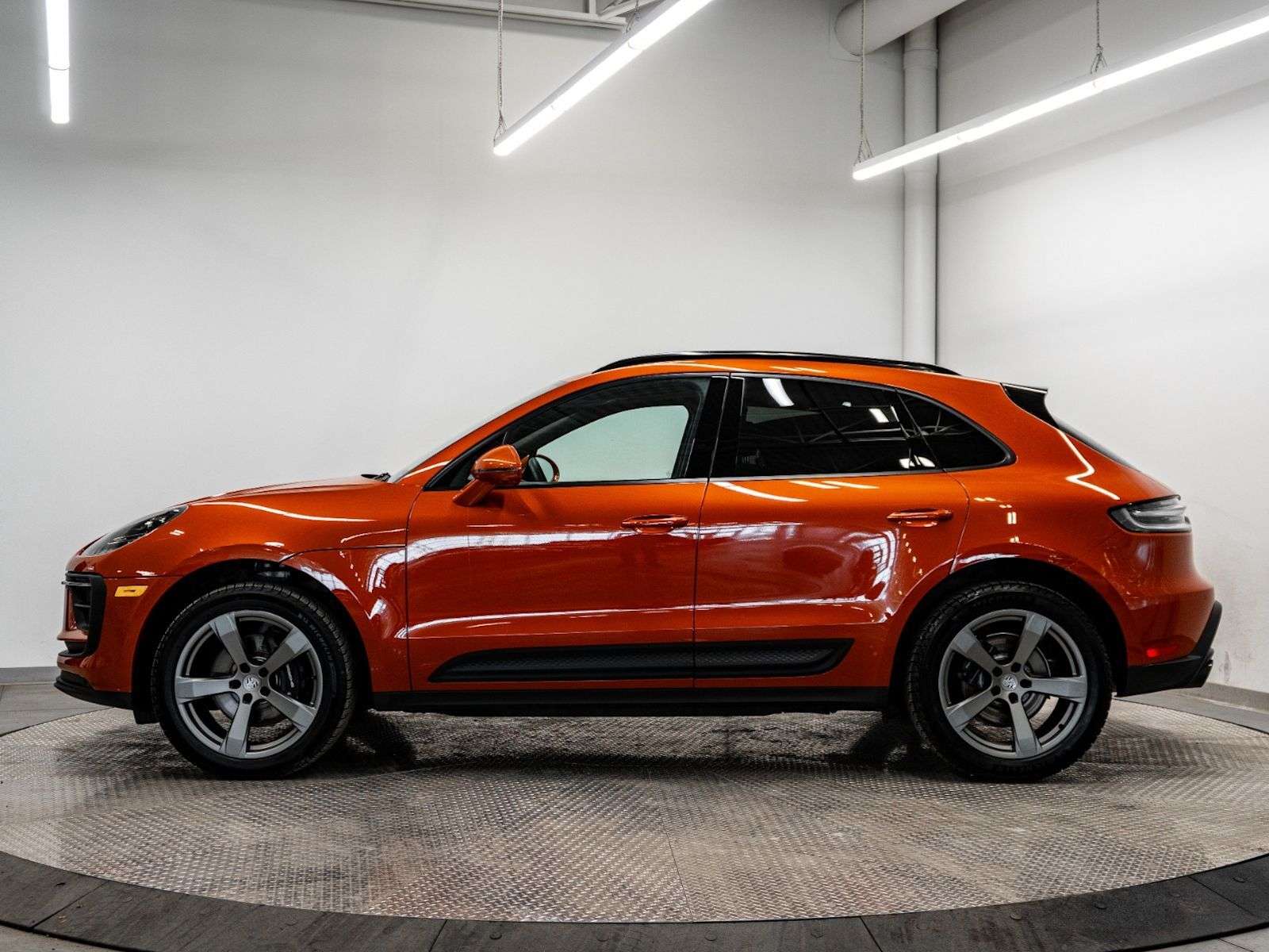 2023 Porsche Macan AWD alt 2