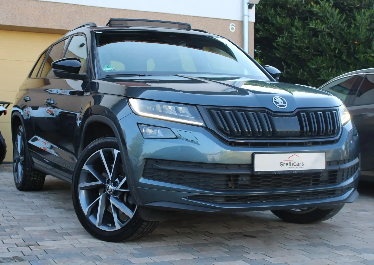 Skoda Kodiaq Sportline 4x4°VIRTUAL°WEBASTO°PANO°CANTON Grau - 2