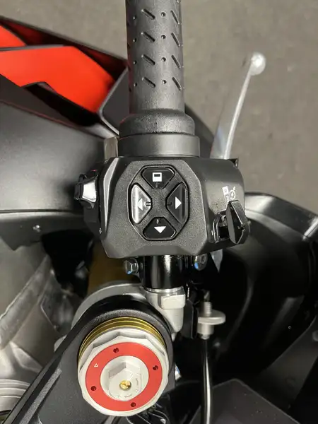 Aprilia RSV4 - foto 4