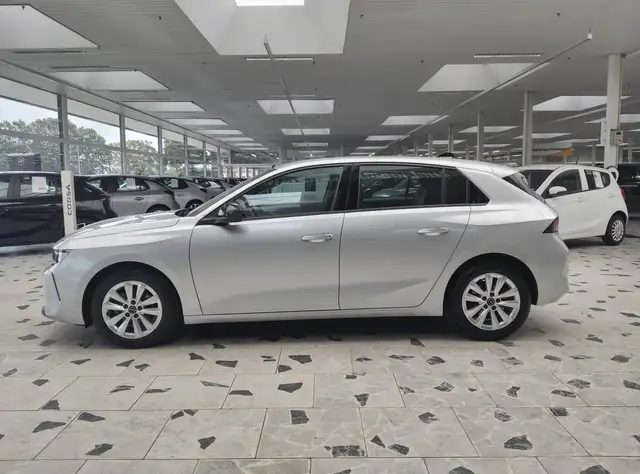 Opel Astra view 4