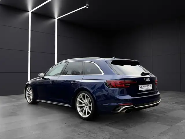 Audi RS4 view 3