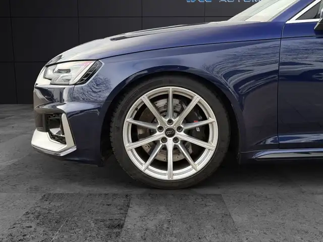 Audi RS4 view 9