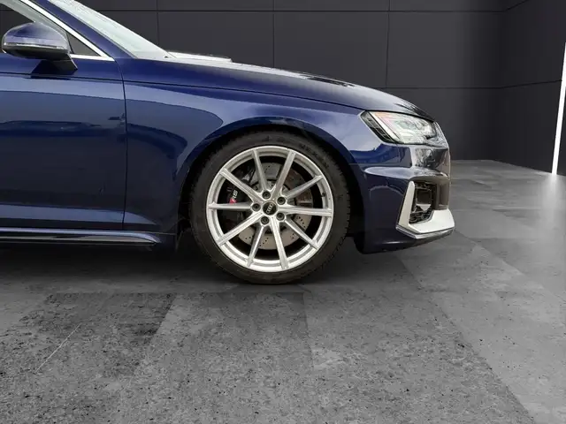 Audi RS4 view 12