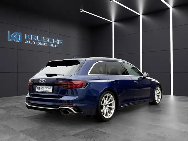Audi RS4 view 5
