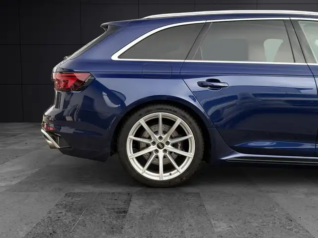 Audi RS4 view 11