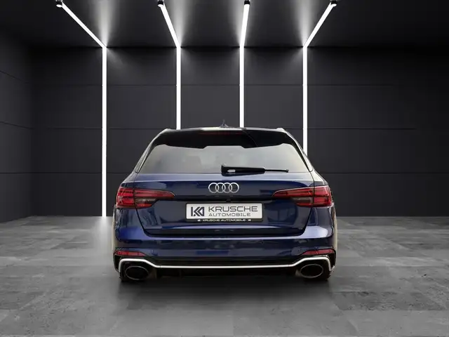Audi RS4 view 4
