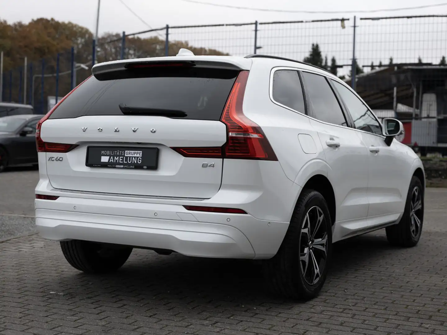 Volvo XC60 B4 Momentum Pro H/K AHK STANDHZ LED 360° Weiß - 2