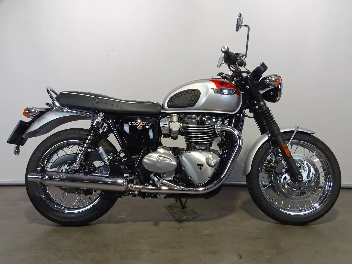 Triumph Bonneville T120 Rood - 1