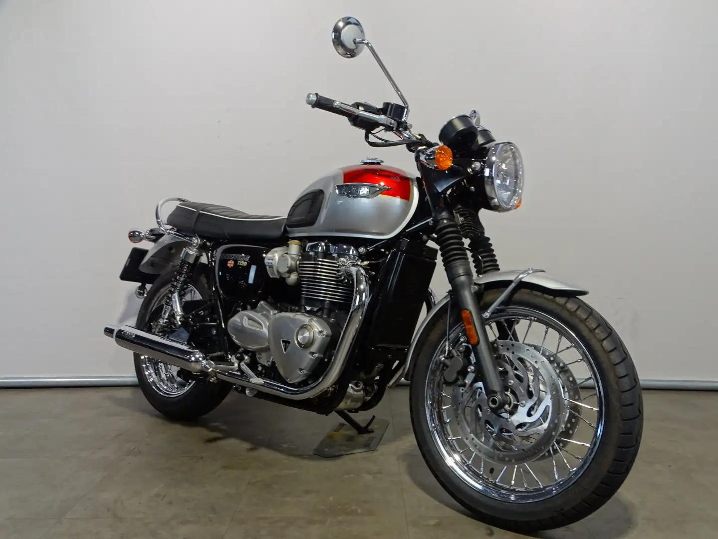 Triumph Bonneville T120 Rood - 2