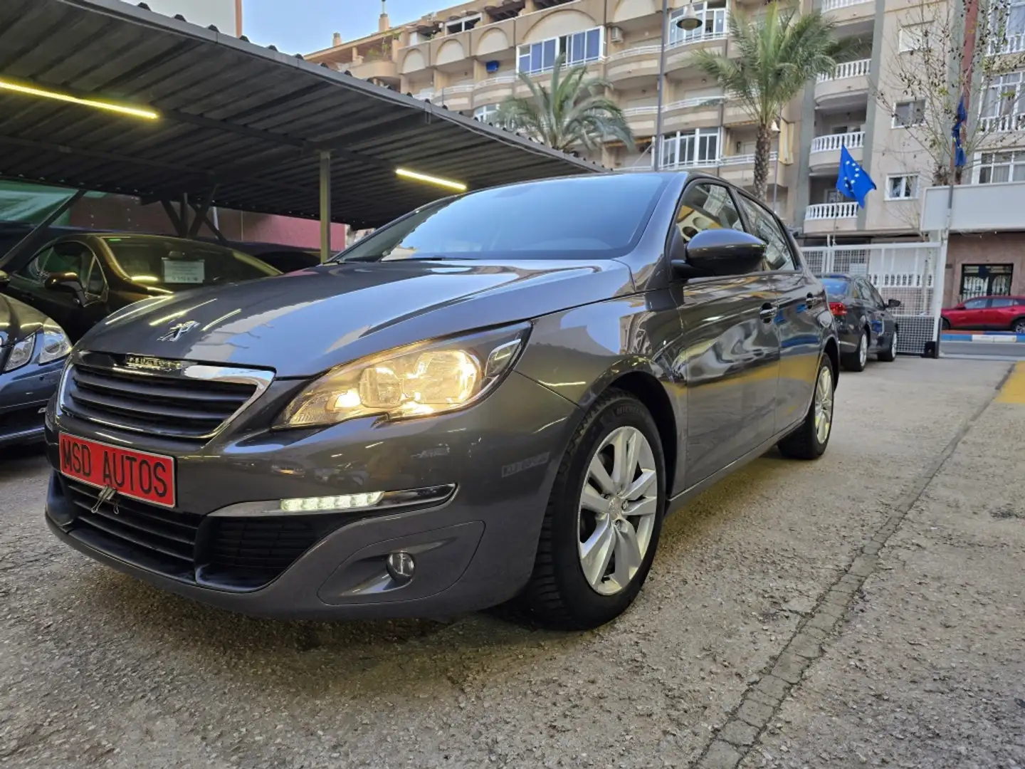 Peugeot 308 1.6 BlueHDi Style 120 Grau - 1