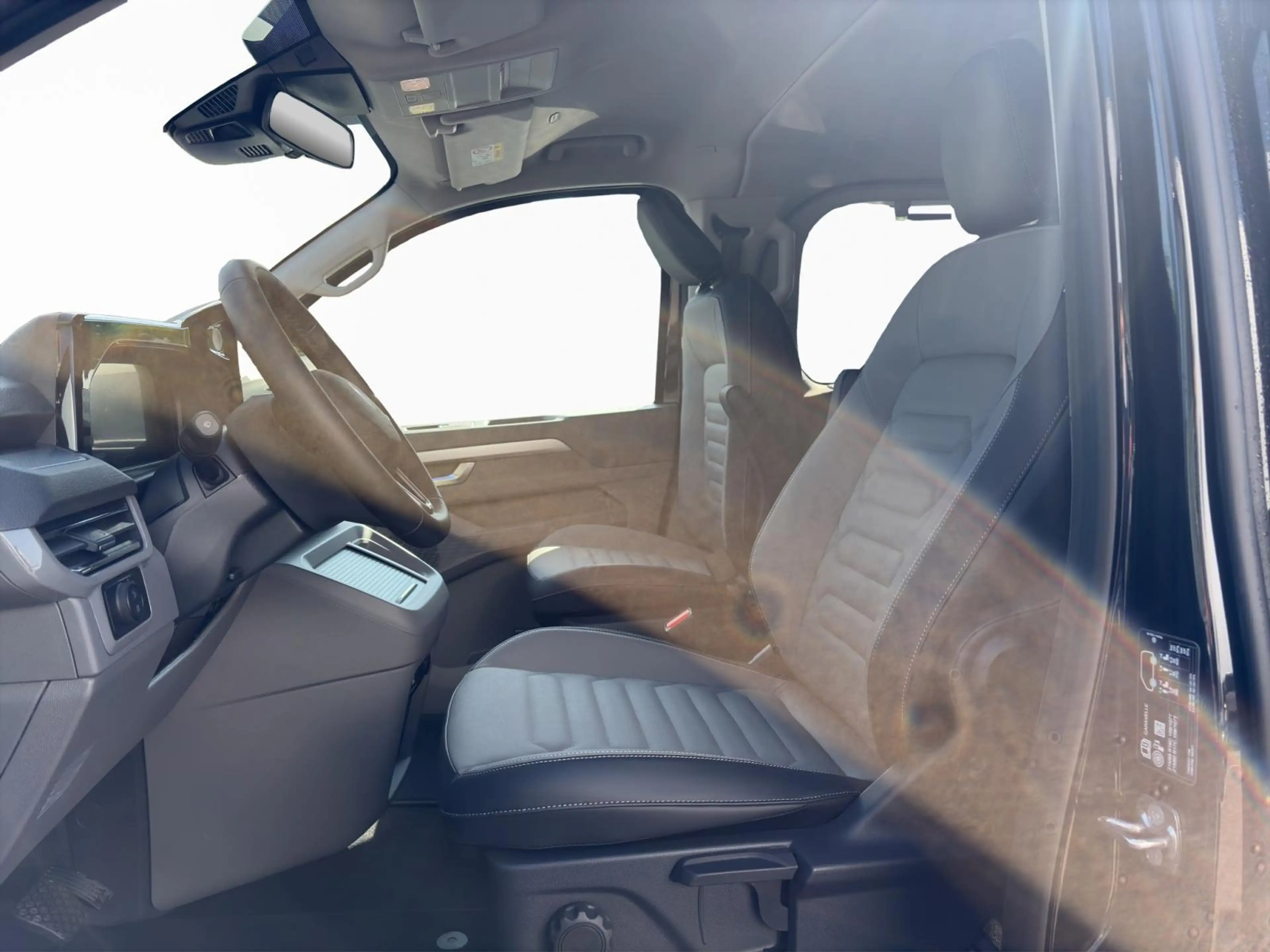 Volkswagen T7 Caravelle Style — photo 7