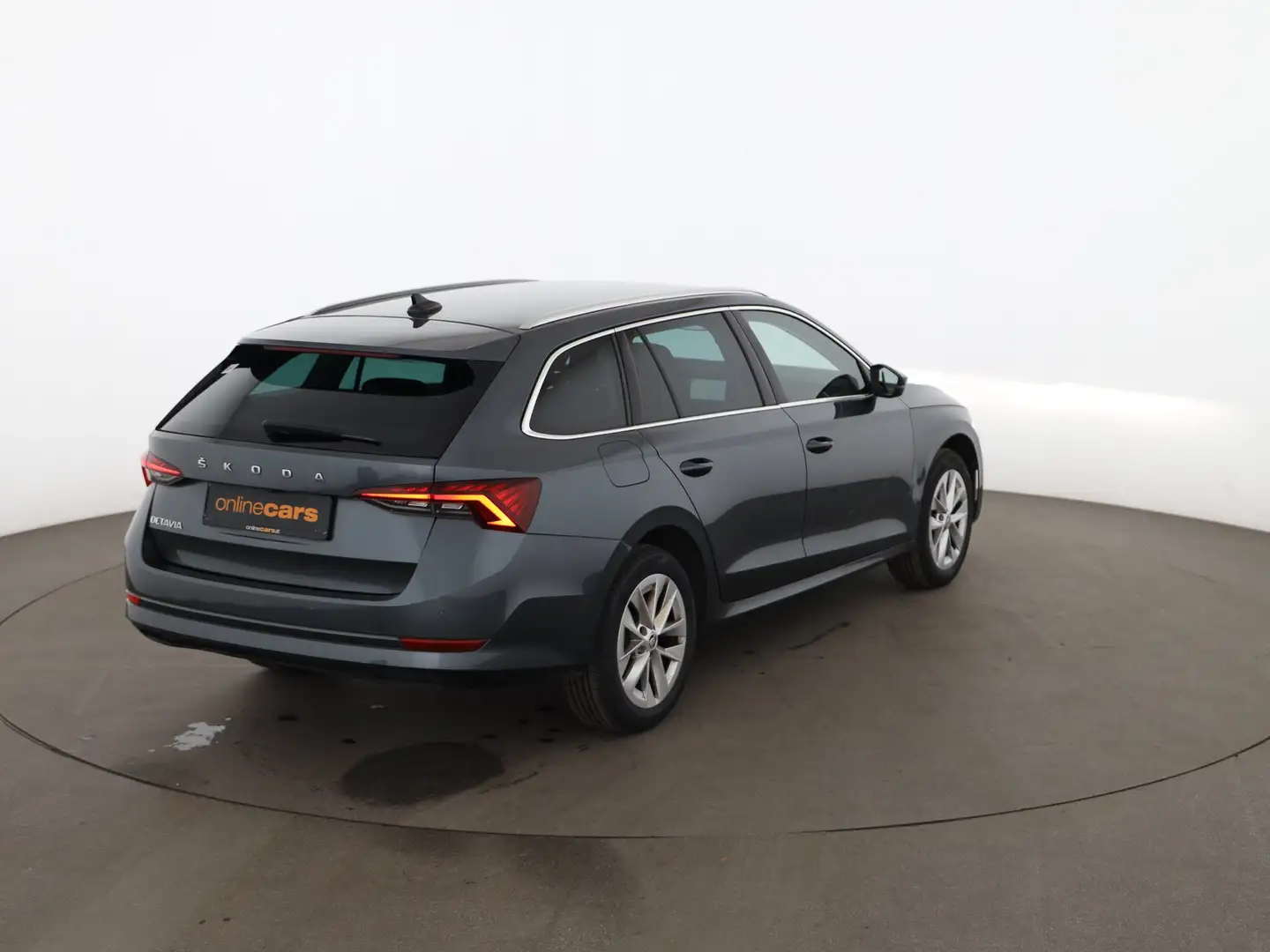 Skoda Octavia Combi 2.0 TDI Style Aut MATRIX RADAR NAVI Grau - 2