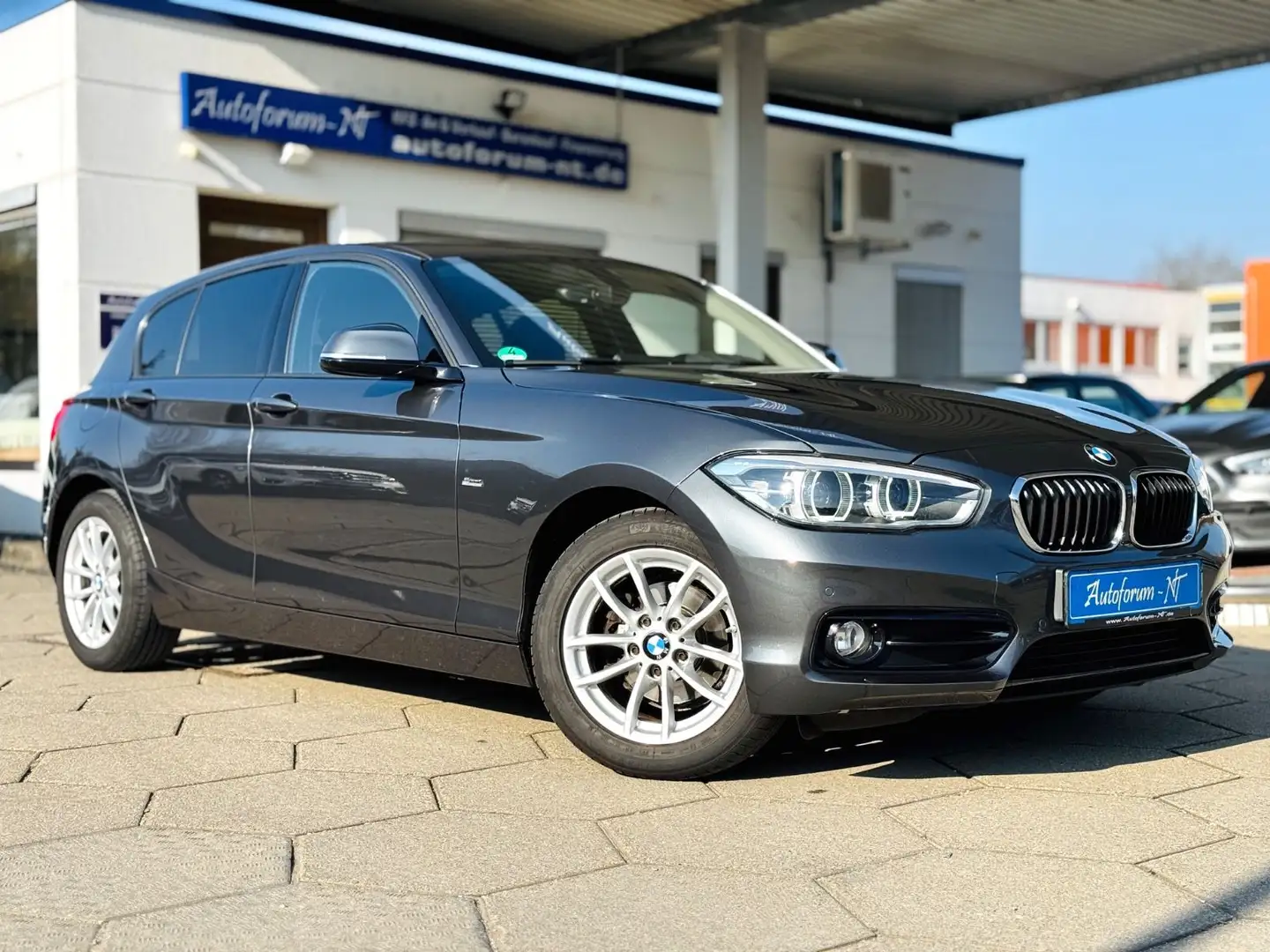 BMW 116 d Sport Line/LED/Navi/PDC/Shadow Line Grijs - 1