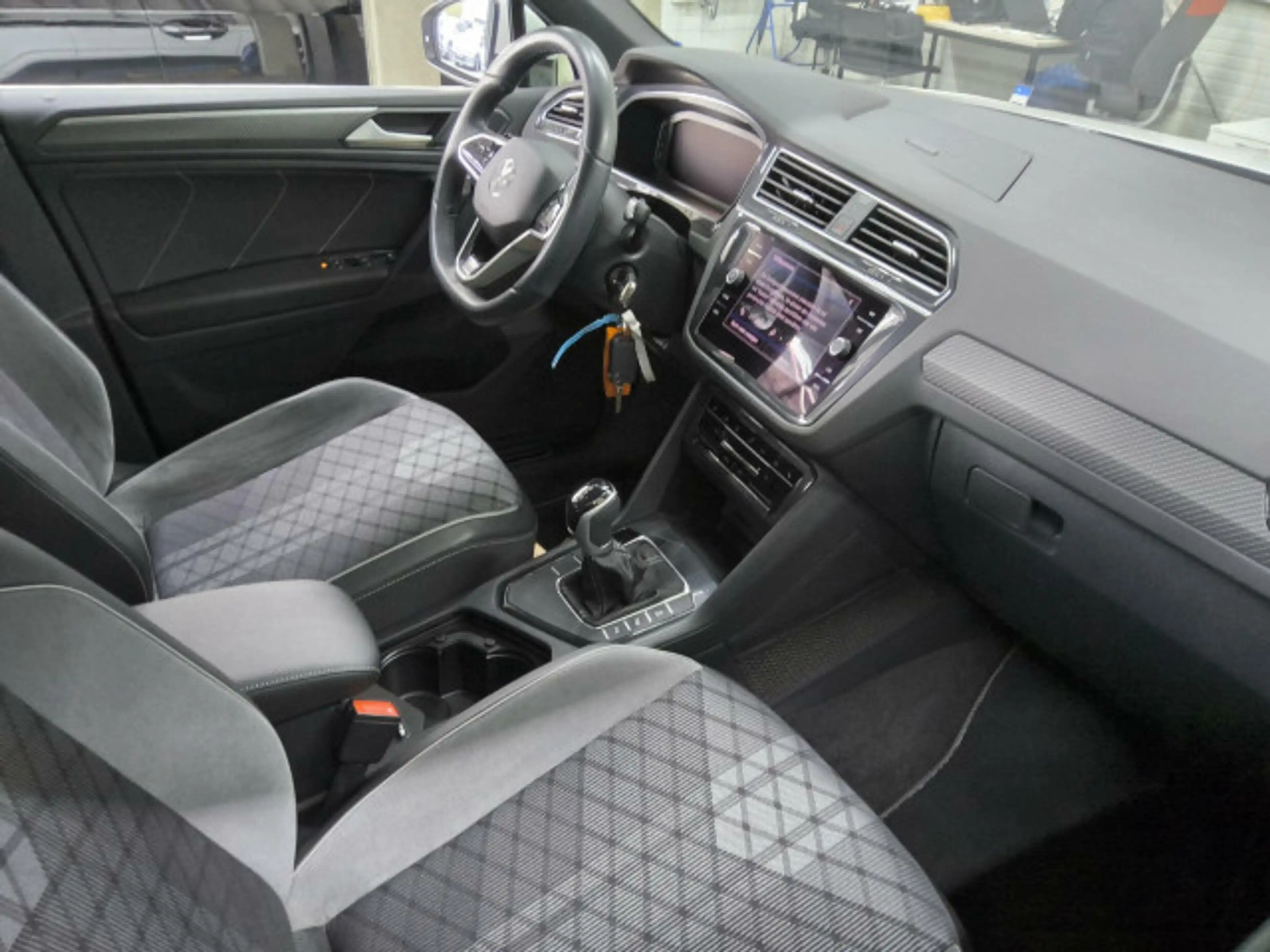 Volkswagen Tiguan 1.5 TSI DSG R-Line Navi LED-Matrix SideAs — photo 3