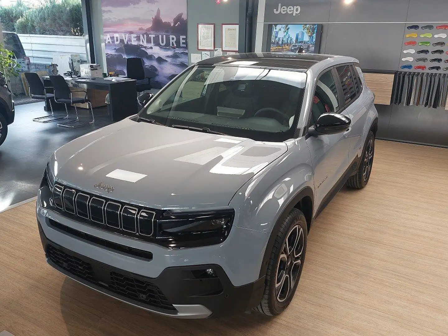 Jeep Avenger Elektro MY25 Summit Gris - 1