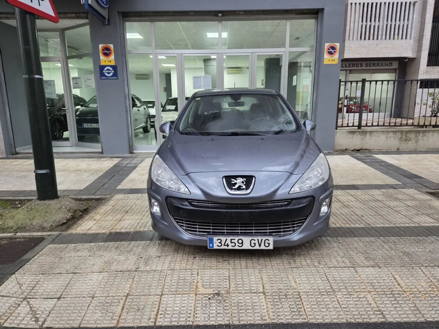 Peugeot 308 1.6HDI FAP Business Line 5 vel. Gris - 1