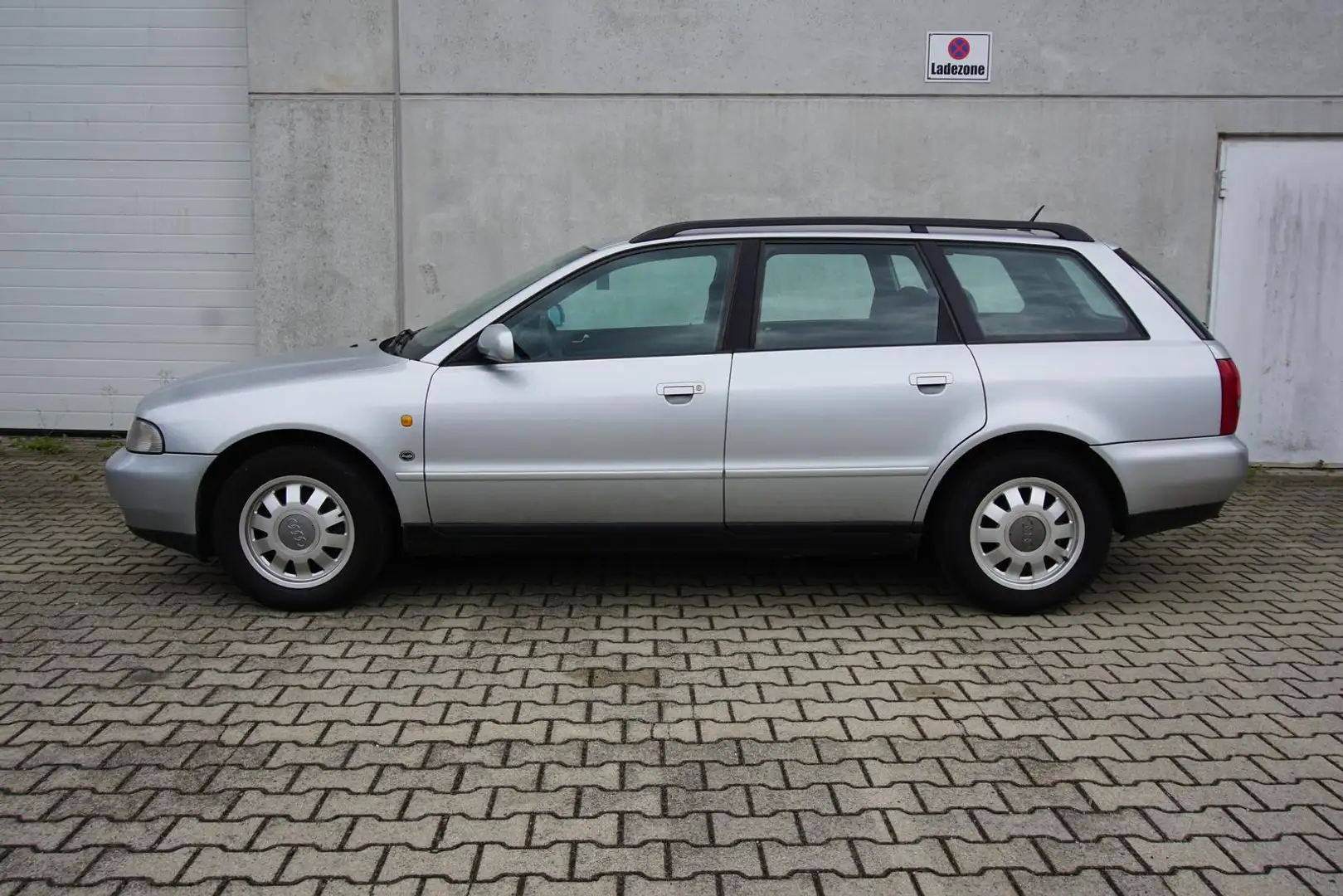 Audi A4 Avant 1.9TDI Automatik AHK Zahnriemen neu Zilver - 2