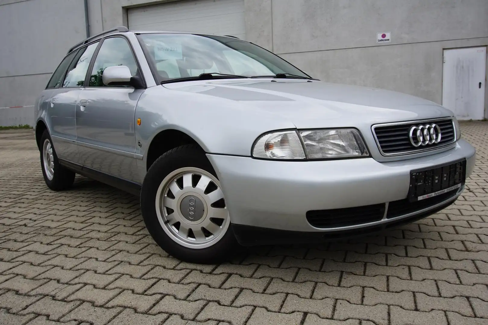 Audi A4 Avant 1.9TDI Automatik AHK Zahnriemen neu Zilver - 1