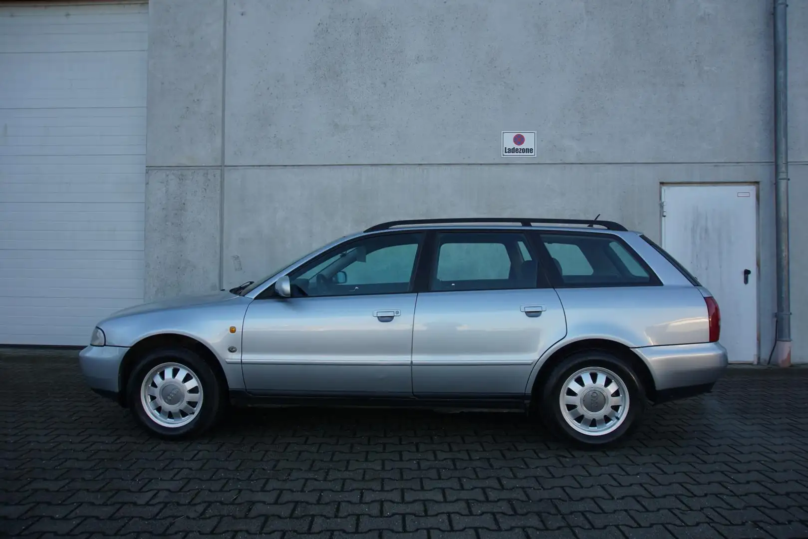 Audi A4 Avant 1.9TDI Automatik AHK Zahnriemen neu Silber - 2