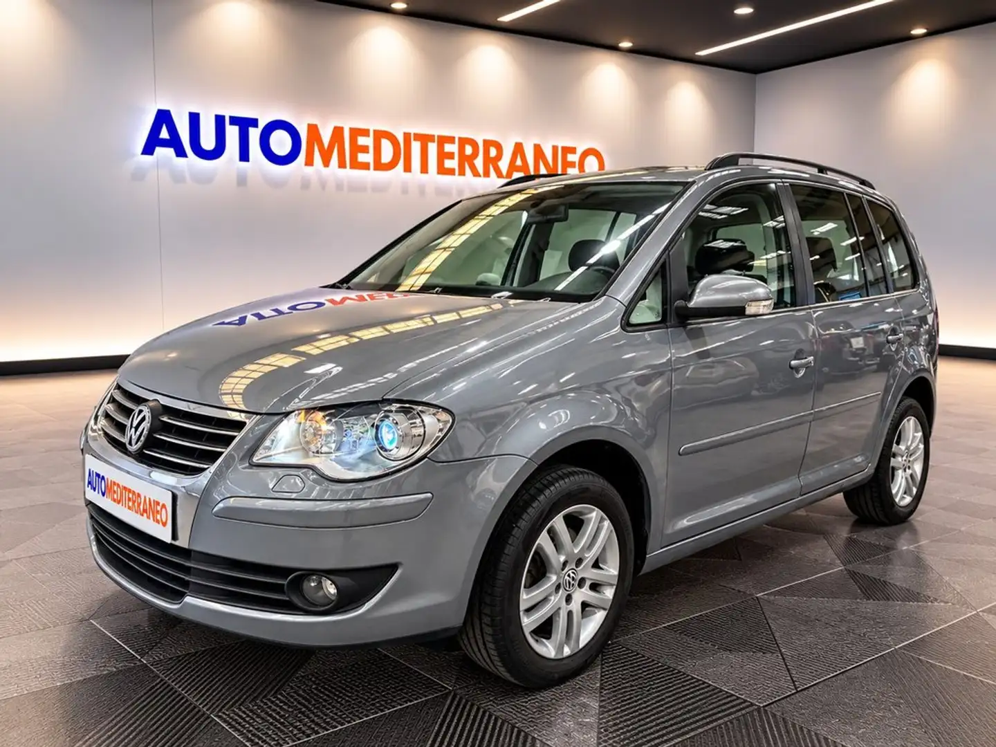 Volkswagen Touran 2.0TDI Traveller Gris - 1
