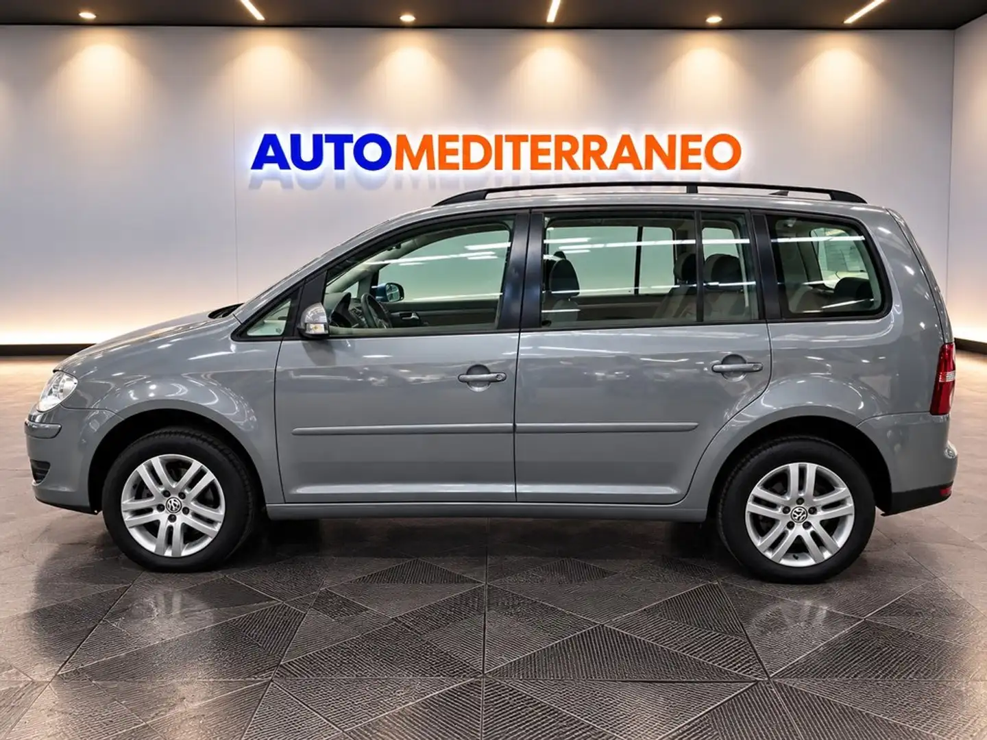 Volkswagen Touran 2.0TDI Traveller Gris - 2