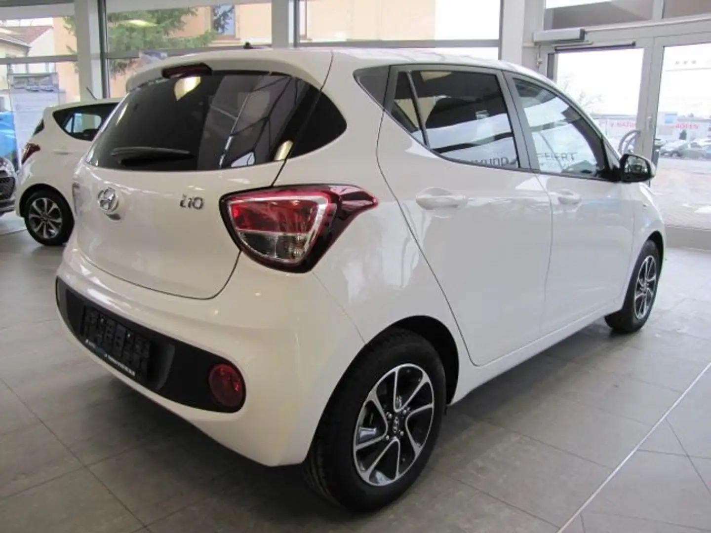 Hyundai i10 1.0 TREND Alu Klima Navi DAB SHZ LHZ DesignP Weiß - 2