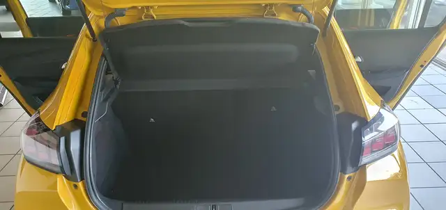Peugeot 208 view 11