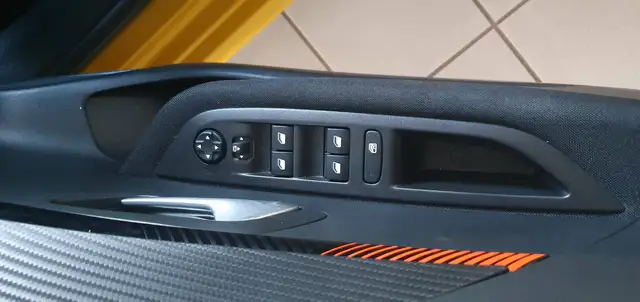Peugeot 208 view 18