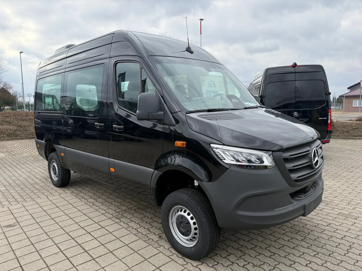 Mercedes-Benz Sprinter 319 CDI Sprinter Tourer Standard 4x4 9G-TRONIC PRO Schwarz - 1