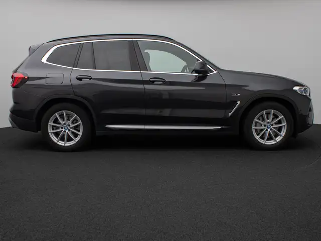 BMW X3 view 5