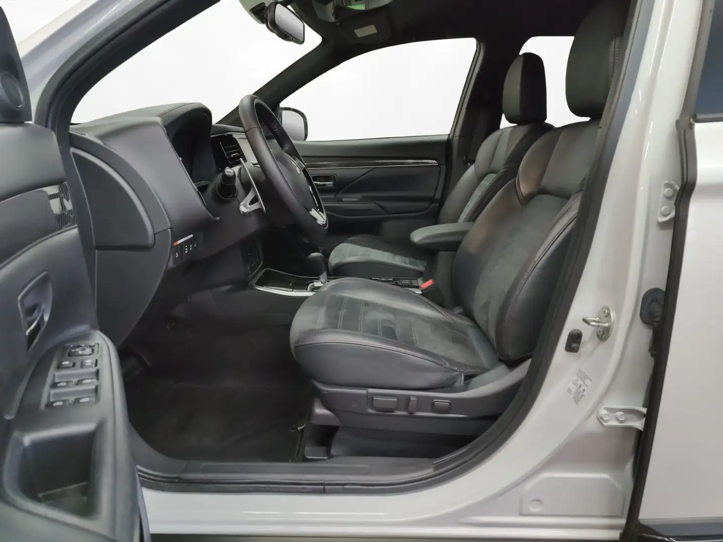 Mitsubishi Outlander 2.0 Spirit+ 4WD LED Navi RFK Weiß - 2