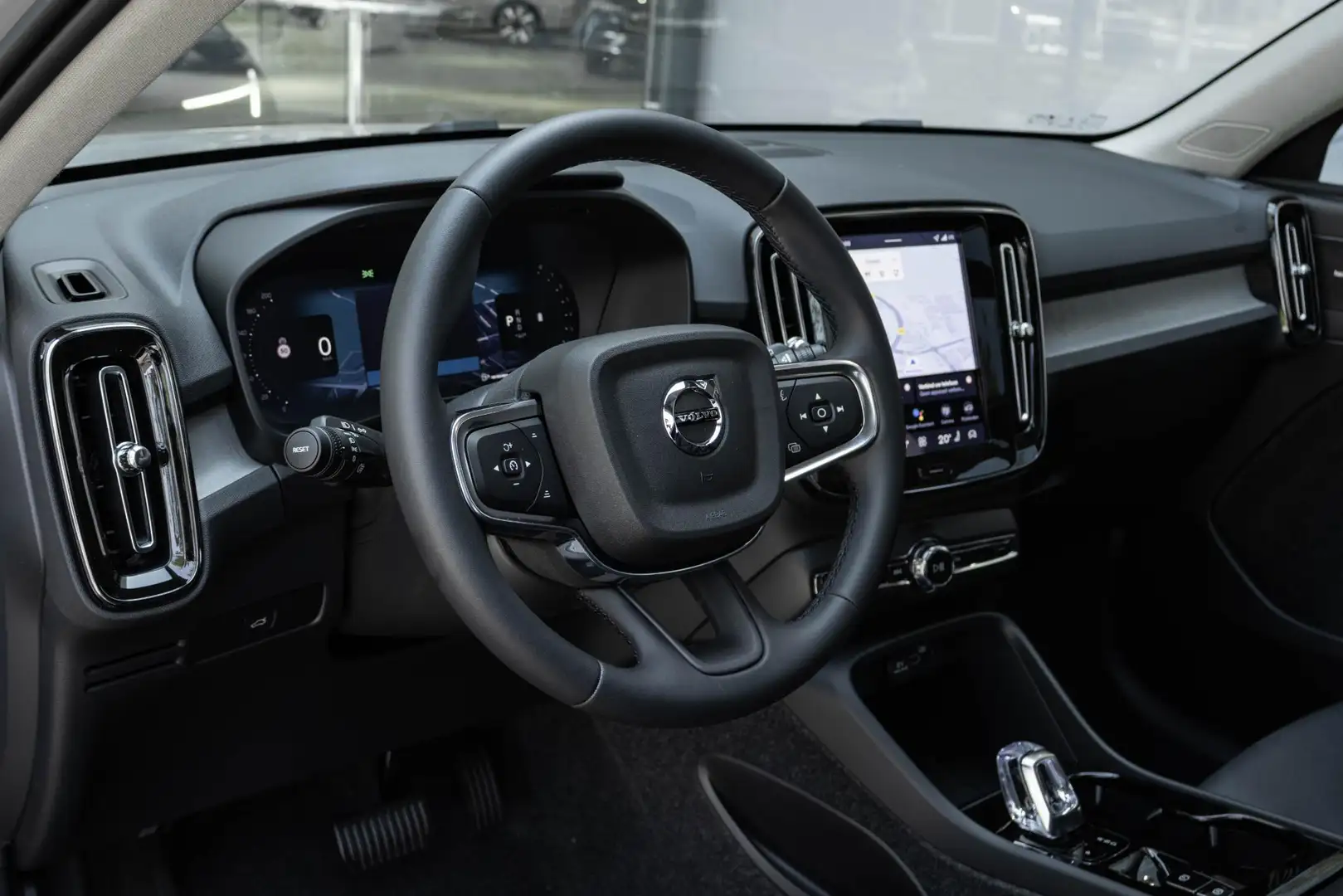 Volvo XC40 B4 Automaat Plus Dark | Panoramadak | Adaptieve Cr Gris - 2