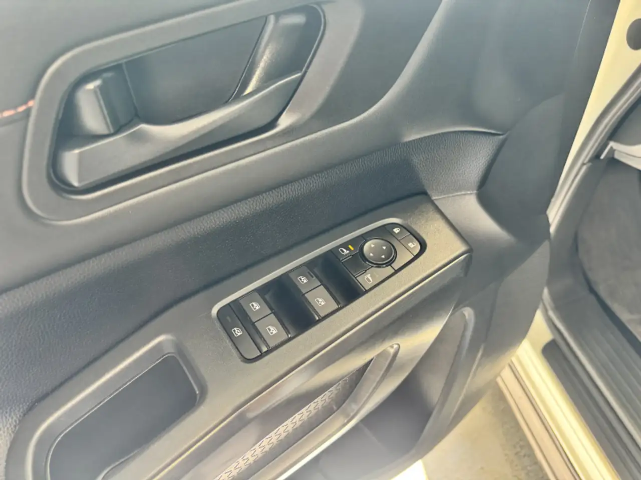 Nissan Pathfinder снимка Nissan Pathfinder