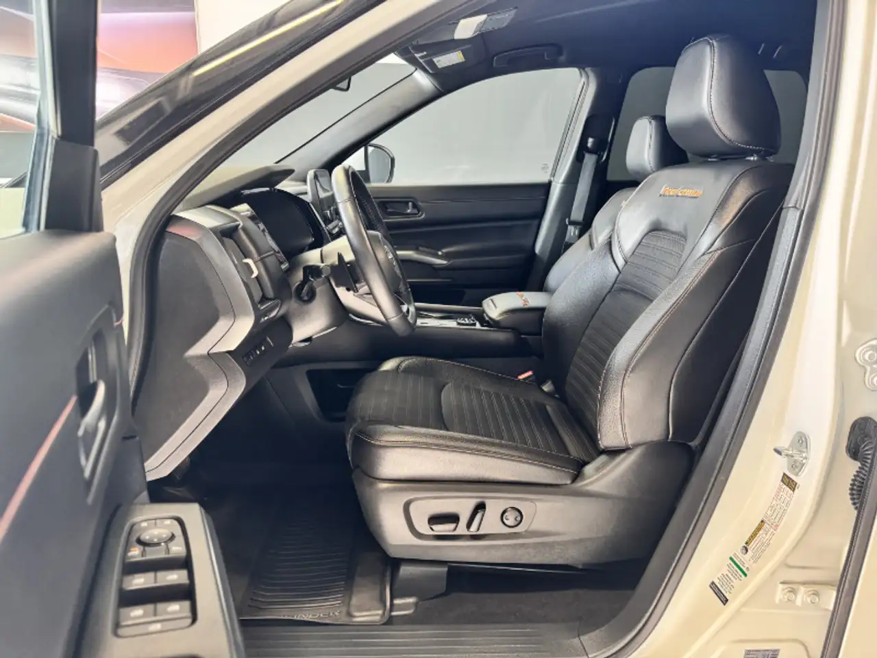 Nissan Pathfinder снимка Nissan Pathfinder