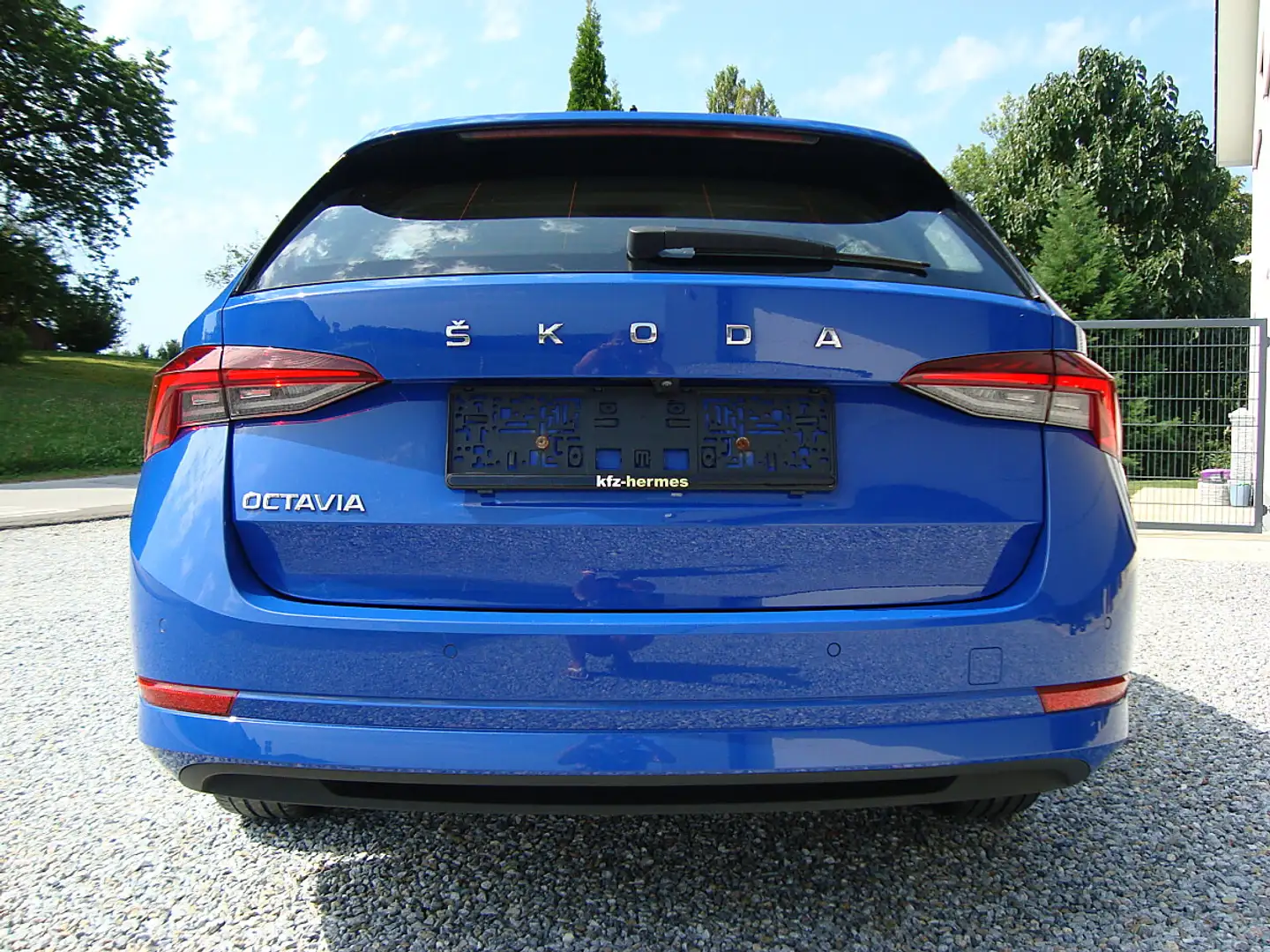 Skoda Octavia Combi 2,0 TDI Style Matrix AHV Panorama 1-Hand Blau - 1