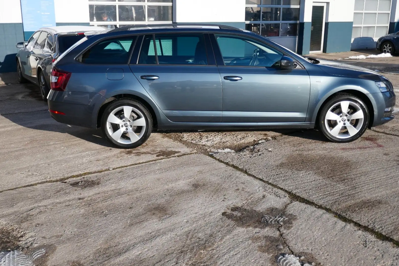 Skoda Octavia Combi Clever TDI DSG DAB/AHK/Nav/LED Grau - 2