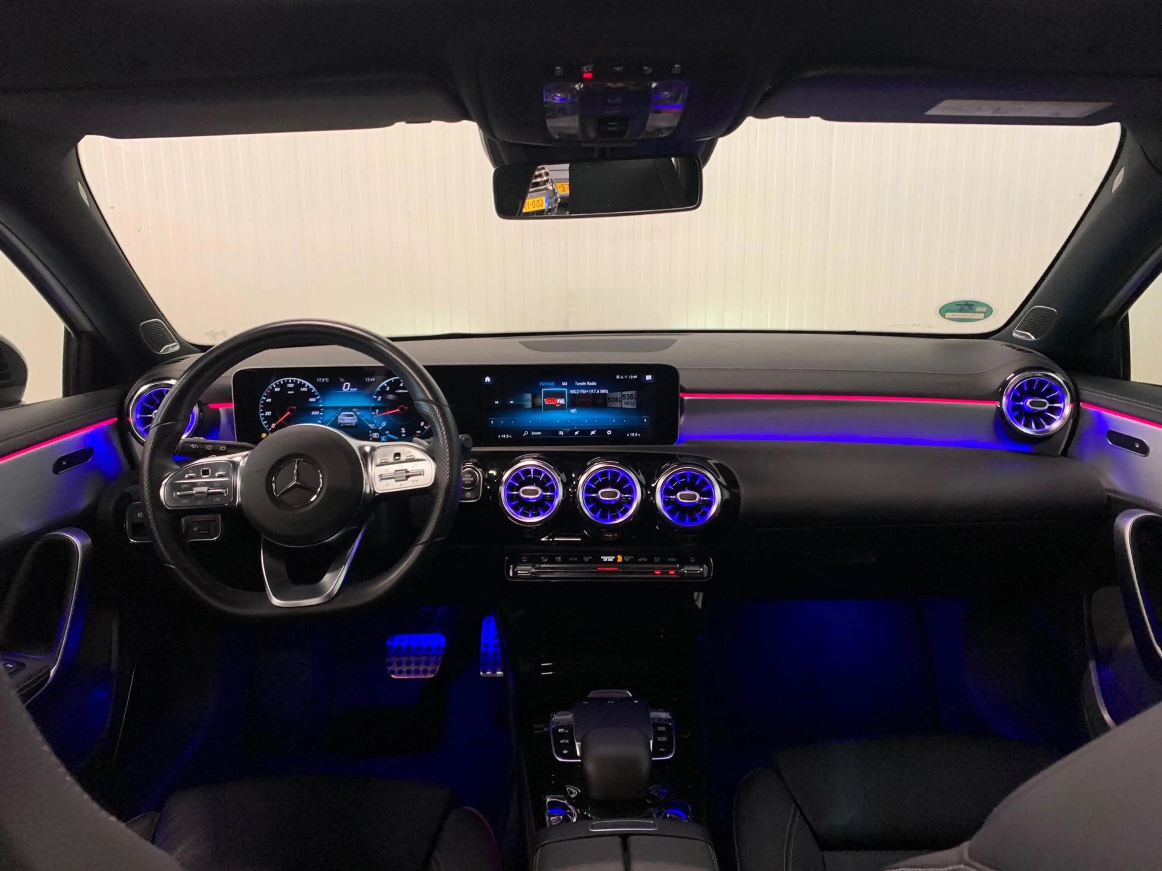 Mercedes-Benz A 200 Launch Edition Premium | AMG/NIGHT | PANO | AMBIAN — photo 3