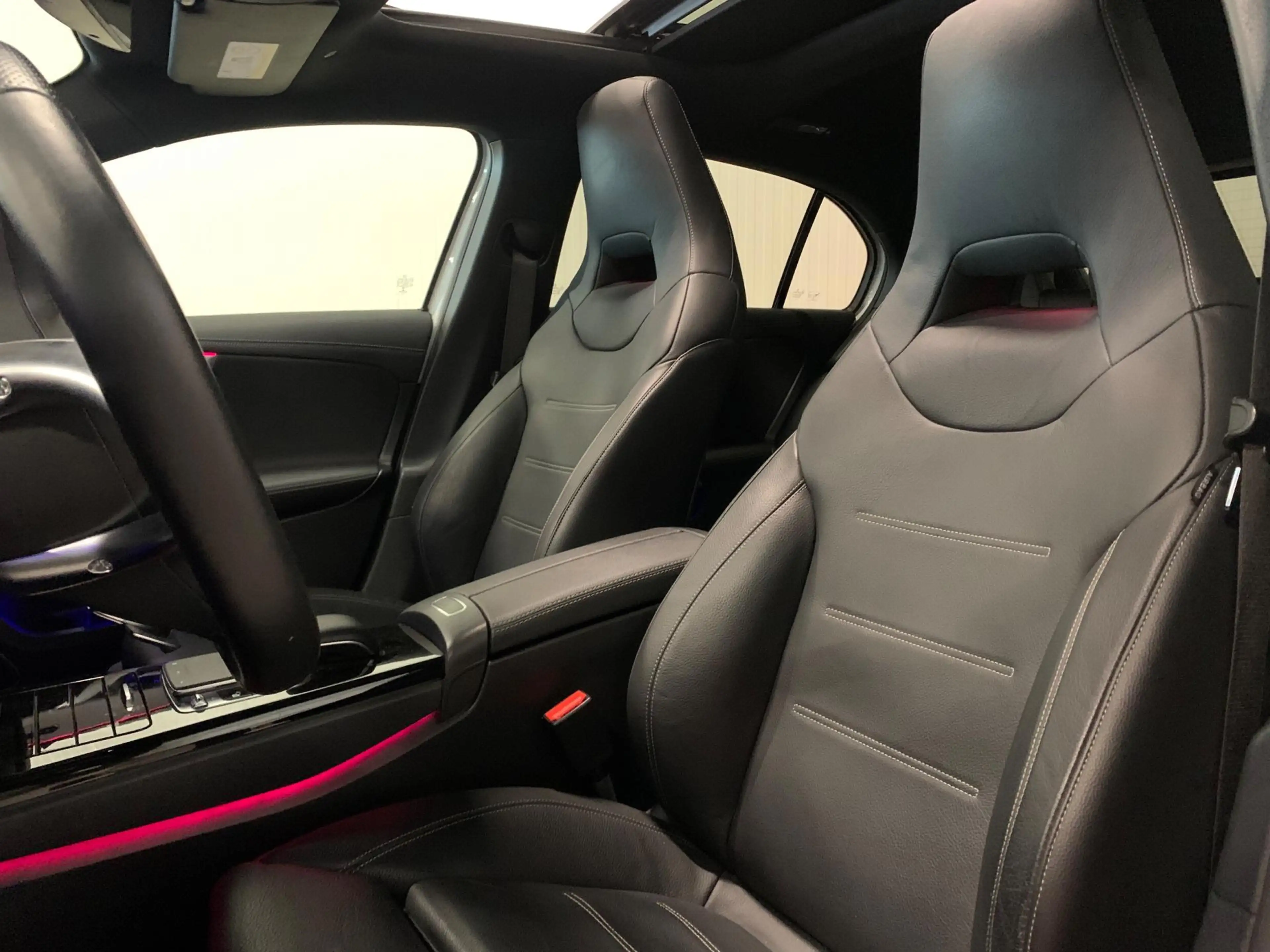 Mercedes-Benz A 200 Launch Edition Premium | AMG/NIGHT | PANO | AMBIAN — photo 4