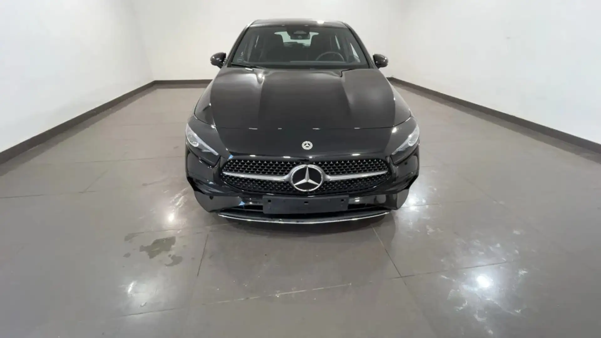 Mercedes-Benz A 200 Automatic AMG Line Advanced Plus AUTO Schwarz - 2